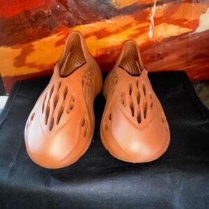 Yeezy Foam Runners Red Clay